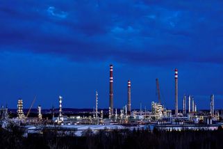 FOTO: Kde se ropa mění na benzín a naftu. Klíčovou rafinerii najdeme kousek od Prahy