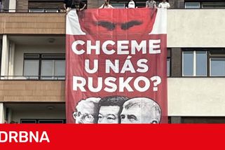 Skupina Kaputin vyvěsila na budovách v Praze plakát s Putinem a českými politiky