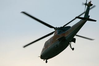 BMW srazilo matku s čtyřletou dcerou. Žena zemřela na místě, dítě ve vrtulníku