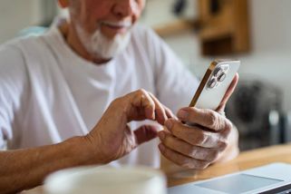 Mazaný 91letý senior přelstil podvodníky. Po telefonátu si kurýr přijel pro peníze a skončil v poutech - Echo24.cz