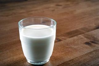 Kolik mléka a mléčných výrobků denně prospívá? Odpověď závisí na věku i pohlaví