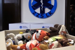 Vánoce v únoru? V Semilech realita. Tamní podnikatel po koupi hračkářství obdarovává děti