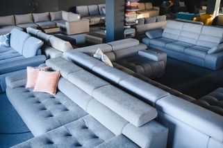 Oblíbený řetězec s nábytkem zavírá polovinu všech svých obchodů. Začaly velké výprodeje