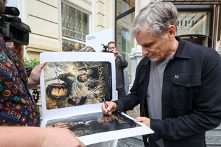 Fotky: Aragorn vyrazil ve Varech mezi fanoušky s vlajkou Ukrajiny na kapse - Seznam Zprávy