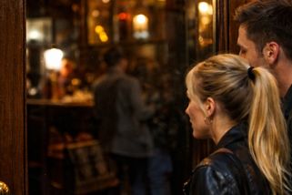 Příliš starý, příliš hubený, příliš sám: Jak si restaurace ve světě vybírají své zákazníky - Médium.cz