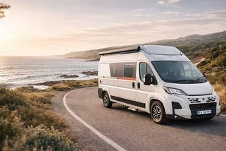 Levná obytná dodávka má veškeré potřebné vybavení. Vznikla pro začátečníky