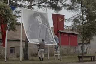 Nejbizarnější zákazy a nařízení z dob socialismu. Vězení za obyčejný vtip a stříhání mániček na ulici