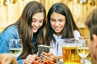 Méně alkoholu, víc problémů jinde. Mladí Češi mění návykové chování - Novinky