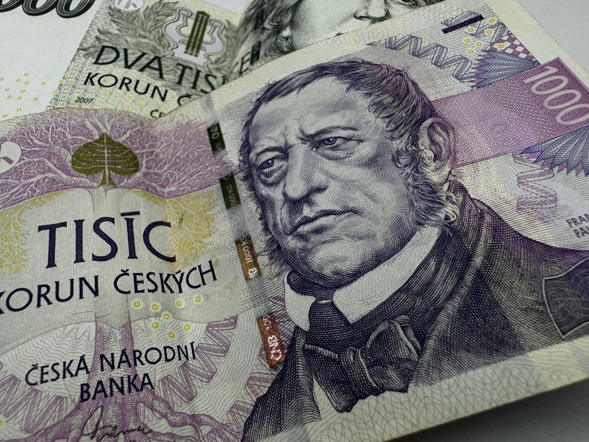 Senior v Břeclavi zapomněl před prodejnou tašku s téměř milionem korun. Strážníkům ji odevzdala poctivá nálezkyně