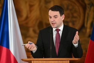 Je to nepřijatelný nátlak na prezidenta. Premiér k...