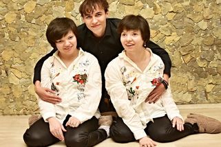 Těžce postižená dvojčata potřebují nové vozíky. Pojišťovna je odmítla proplatit, důvod je zarážející - Proženy.cz