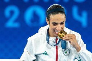 Muž si vzal ženskou medaili, píší lidé o alžírské boxerce. Ke kritice se přidala Navrátilová