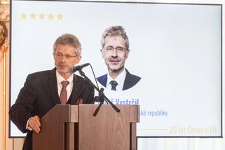 Upusťte od destrukce funkčního systému. Senát se může postavit proti zrušení koncesionářských poplatků