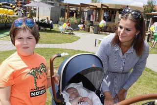 U Koktů právě začaly prázdniny. Quentin ukázal známky, které má na vysvědčení, maminka Ornella ho pakuje z domova