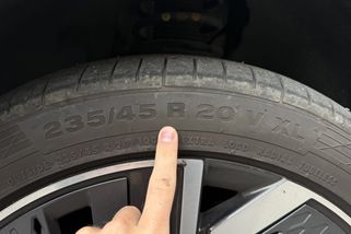 Řidiči akutně kontrolují své pneumatiky. Chtějí se vyhnout pokutě 120 000 Kč a problémům s pojišťovnou. Vy máte ty správné?