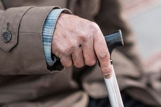 Důchodcům v lednu 2026 dorazí hned 2 výplaty: Jde o příjemný následek valorizace - Médium.cz