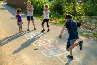 Retro hry našeho dětství: Pamatujete „Cukr, káva, limonáda“ nebo přebíranou?