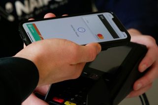 Na polských trzích jsem platila telefonem. Když mi po měsíci došel výpis z účtu, nechápala jsem ho - Médium.cz