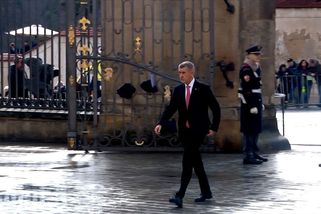 Na inauguraci dorazil i poražený kandidát Babiš. Sám - Novinky