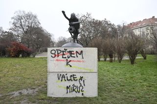 Sochu Putina, instalovanou v pondělí v Praze 6, někdo posprejoval