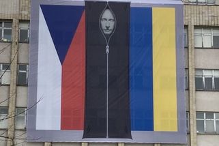 Plachta s Putinem v pytli na mrtvoly je pryč. Instalace přišla na 70 tisíc - Seznam Zprávy