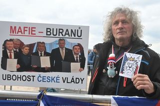 ON-LINE: Na Letné se začínají scházet protestující. Milion chvilek jich očekává až 400 tisíc