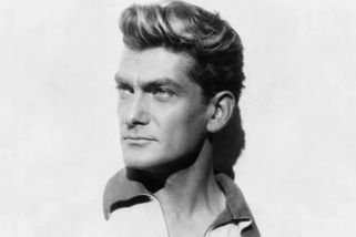 Matka ho nutila nosit dívčí šaty. Idol žen Jean Marais roky tajil lásku k milenci staršímu o 26 let - Médium.cz