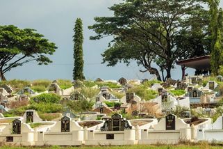 Pár z Malajsie si užíval na hřbitově, soud oba poslal na rok do vězení - Novinky