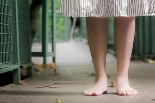 Do práce chodím bosá, kdykoli to jde. Lidé v kanceláři si ode mě odsedají, ale moje nohy jsou v ráji - Médium.cz