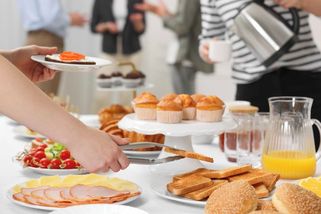 „Tohle doma snídáte normálně?“ obula jsem se do chlápka na bufetové snídani - Médium.cz