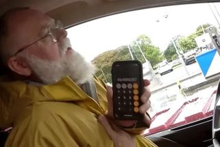 Držgrešle Fotr trpěl ve městě Stornoway. Naftu tankoval za 50 Kč