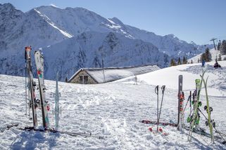 Zkusil jsem jet na hory s rozpočtem 1000 Kč na den. Hladový jsem prosil u okénka o zbytek hranolek - Médium.cz