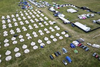 Obyvatelé anglické vesnice si stěžovali na hlasité sténání ze stanů účastníků swingers festivalu - Novinky