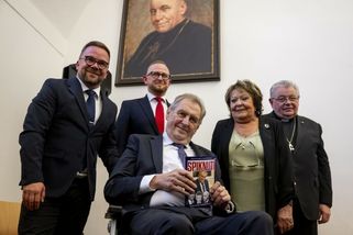 Křest Zemanovy knihy byl skutečný ples příšer. Při...