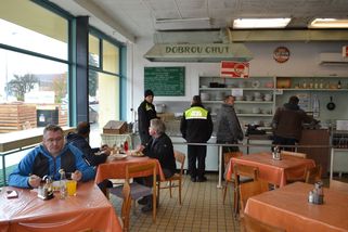 "Pohlreich by se oběsil." Retro bufet vaří podle starých norem a dělá kuře s broskví