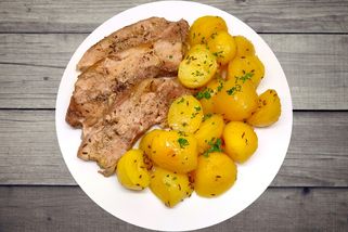 Nechce se vám vařit? Zkuste lahodný bůček pečený s bramborami v jednom pekáčku | Vaříme s Mozkem