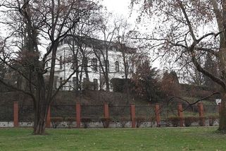 Policie prošetřuje noční potřísnění zdi ruské ambasády - Novinky