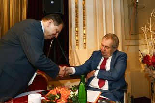 Paroubek se stal předsedou České suverenity, jež užívá zkratku ČSSD. Na sjezd dorazil i Zeman - Novinky