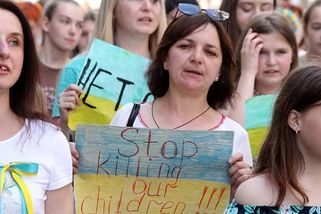 Zastavte zabíjení našich dětí: ukrajinské matky pochodovaly centrem Brna