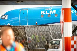 Obrovská tragédie. Letadlo na letišti v Amsterdamu vcuclo do motoru člověka