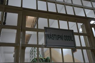 Sprcha 4 a půl minuty, žádná indulona. Dvojnásobný vrah podal stížnost z Mírova