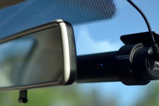 Autokamera vás může dostat do potíží: Nalepit ji na čelní sklo je přestupek. My víme, kam s ní