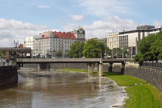 Na lidskou lebku v centru Plzně upozornila slovenská turistka na sociálních sítích - Novinky
