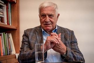 Klaus pro Publico: Fiala se může v premiérském křesle udržet. Byla by to pro zemi tragédie