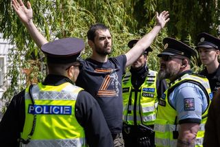 Komunisté slaví konec války. Urážky Pavla, muže se symbolem „Z“ zatkla policie - Seznam Zprávy