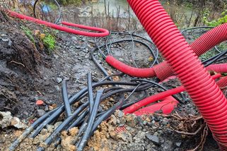 Čtyři vlaky za hodinu. Koridor po krádeži kabelů kolabuje, vlaky nabírají velká zpoždění - Zdopravy.cz