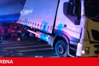 U Radotínského mostu se převrátil kamion s 35 tunami dřeva