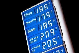 V Německu se s tím nepářou, snížili cenu benzínu až o 8 korun. V Česku o 1,50 - Novinky