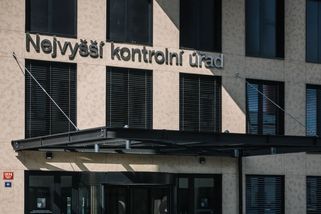 Skandál na energetickém úřadě? Pro šéfy nakoupil prémiové mobily, tablety a „neúčelné hodinky“