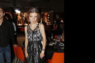 Influenceři pro peníze udělají téměř cokoliv: Nebojí se jít do obchodu polonazí nebo se natáčet na toaletě